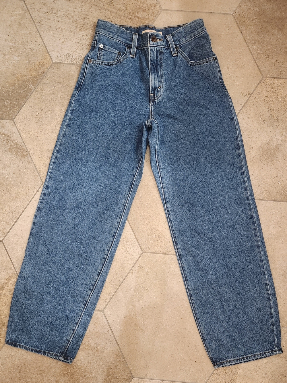 Levis Baggy Dad Jean 23